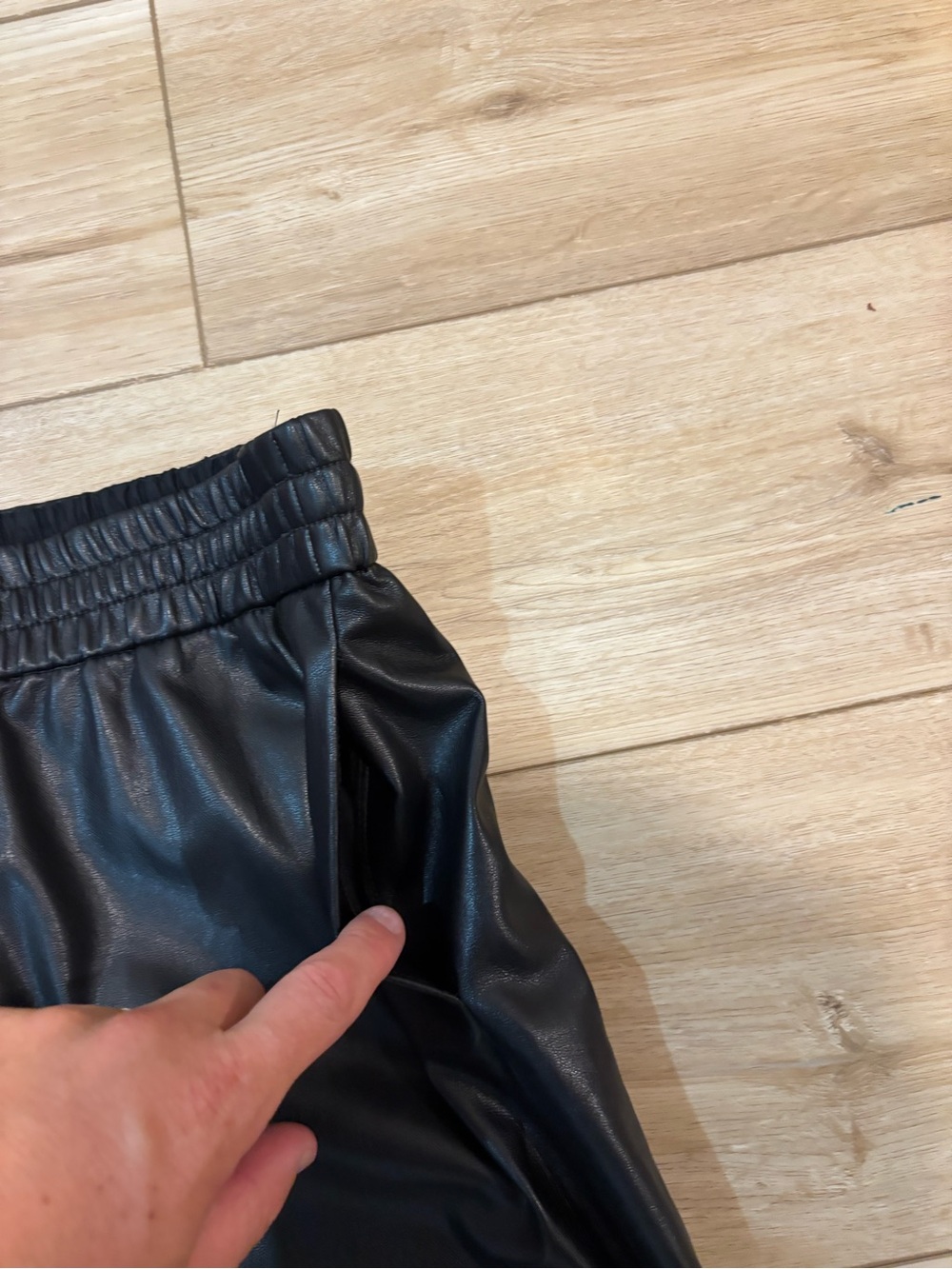 Alice + Olivia classics Pete jogger vegan faux leather pants medium m - Picture 3 of 11